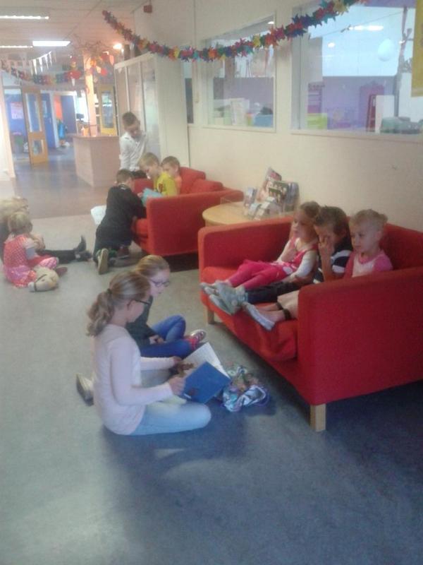 Voorlezen, luisteren naar verhalen uit prentenboeken. Straks voorleeswedstrijd!