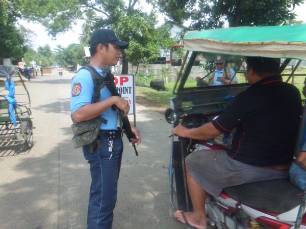 madridststion's tweet photo. OOA 101000H-1200H Oct 2014 PNP Pers conducted checkpoint at national high way P-3 brgy. Quirino Madrid Surigao Sur http://t.co/SlBUYafFBI
