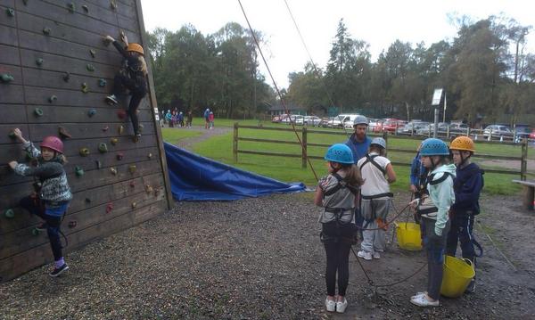 bcjs2011's tweet photo. Laila and Charlotte Mc start to climb while their friends keep them safe @bcjs2011 #marchantshill http://t.co/T1tpyFFNKL