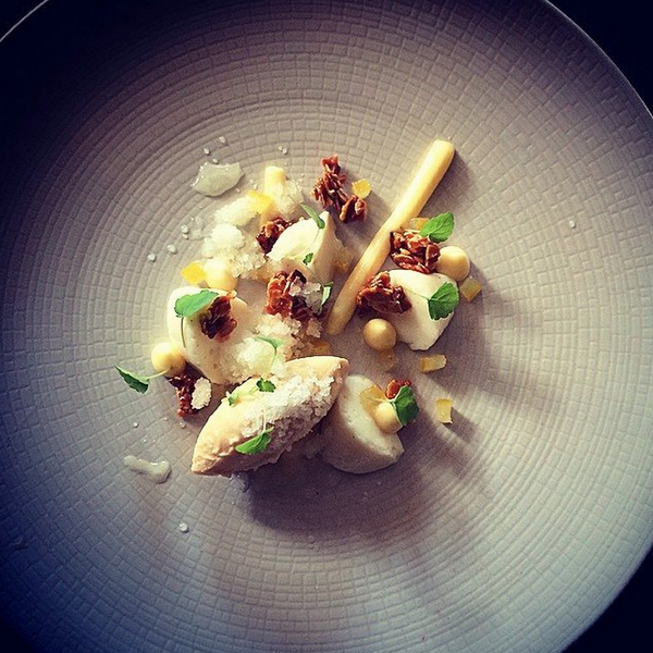 UnlistedC's tweet photo. .@TypingRoom is looking more & more irresistible! Pastry Chef @pudgeybudgey showing off his skills! #ULCexperience http://t.co/vENvvyOaji