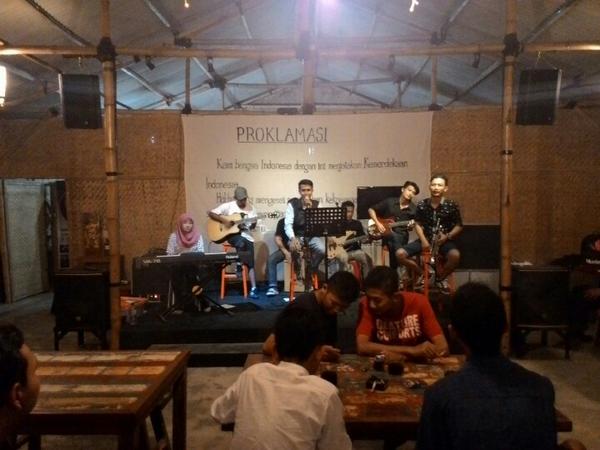 On stage <a href="/lemonteekudus/">LEMON TEE</a> dg lagu andalannya KUDUS KENANGAN , semakin menghangatkan suasana @wedanganpukwe malam ini.