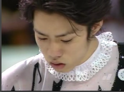 Michiとmikemikemike 若大輔 03 04シーズン 音符がいっぱいのフリーの衣装 大輔君は嫌だったのですが タラソワ大先生に逆らえる訳がない シーズン最後の試合 ワールドの前に自分でレースの襟をはさみでジョキジョキと 左が４大陸 右がワールド