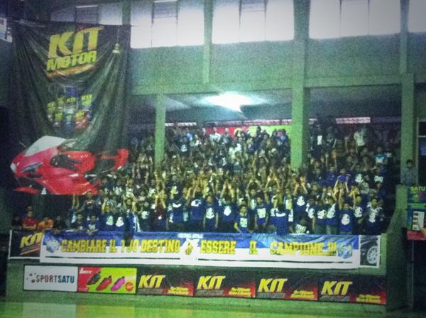 FUTSALISMO_ID's tweet photo. Dukungan @CorsaSolo untuk tim SMAN 4 Solo yang sedang bertanding di #KITFutsalismo2014 reg Solo!! http://t.co/sdYDPvT008
