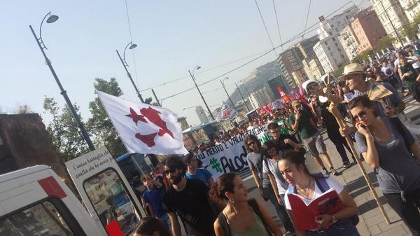 ugobellobello's tweet photo. #Napoli #10o il corteo #blockbuonascuola prosegue sulla marina superando la stazione centrale non ci arrestiamo più! http://t.co/b78HdFJFds