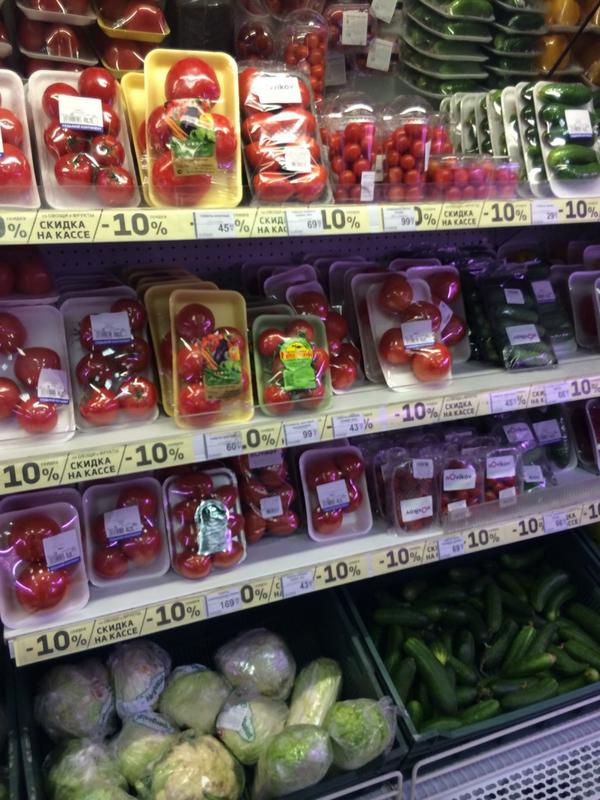 bobhunsche's tweet photo. @fcvermeer inderdaad veel lokaal product, maar toch ook af en toe verpakte tomaten 'zonder' land van herkomst... http://t.co/XyDMOLdCE2