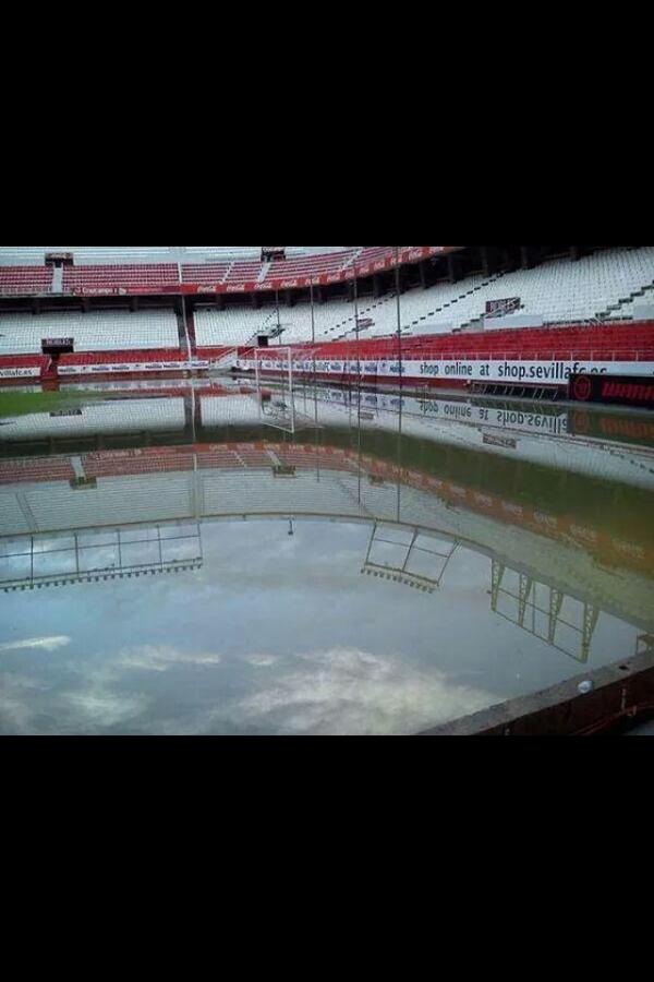 Greenboy84's tweet photo. Sólo faltan los cerdos para ser una pocilga !! http://t.co/4GA9XhqZhZ