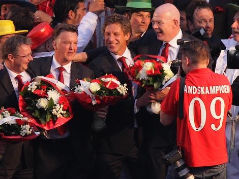 AZAlkmaar's tweet photo. Vandaag jarig: onze topfotograaf @edvandepol (46). Al jaren een trouwe AZ'er. #gefeliciteerd http://t.co/8Ciur27gGw