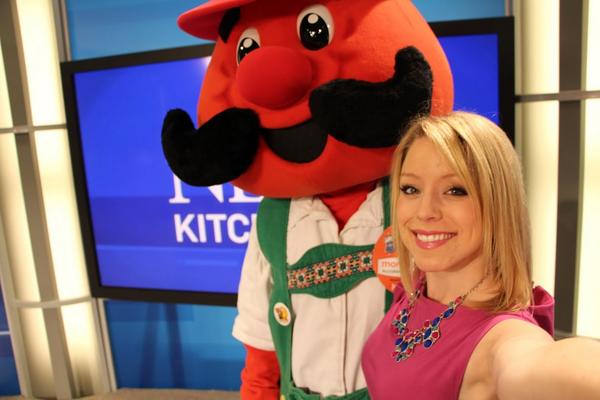 Lyndsay_CTV's tweet photo. Off to the @KW_Oktoberfest Opening Ceremonies! Live at Noon on @CTVKitchener. But first ... let me take a #Hansie. http://t.co/mnmTh36QrF