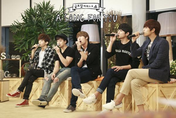 kbsasong4you's tweet photo. [#AS4U Fun] #유키스 와 #어송포유 에서 만날까요?
내일 밤 12시 25분 KBS 2TV! 채널 고정 >0<
  with #강인 #엠버 #성재 http://t.co/TfM40PPZbl