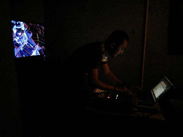 ZerotoysBandung's tweet photo. DJ @satribo spinning dgn dilatar belakangi gundam unicorn #neozeong http://t.co/7zwK5Ploon