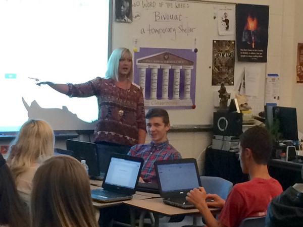 mfosterpsd's tweet image. Rhonda leading a segment on Edmodo in Lit class #teachtechpsd #edmodo #fchs
