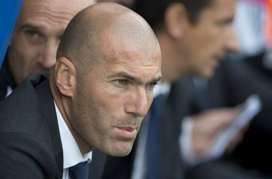 el_pais's tweet photo. La RFEF propone inhabilitar 3 meses a Zidane por dirigir al Castilla sin "el título requerido" http://t.co/3OT2yEsNci http://t.co/wOyzNHbNIb