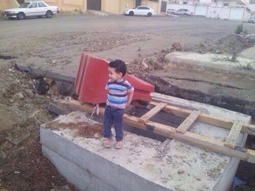 mt3b_gh's tweet photo. لقد أسْمَعتَ لَوْ نَاديِتَ حياً ...
ولكنْ لا حَياةَ لمنْ تِناديْ ...
 #حملة_الإبلاغ_عن_فتحات_الصرف_الصحي http://t.co/7iMBh7RFn0