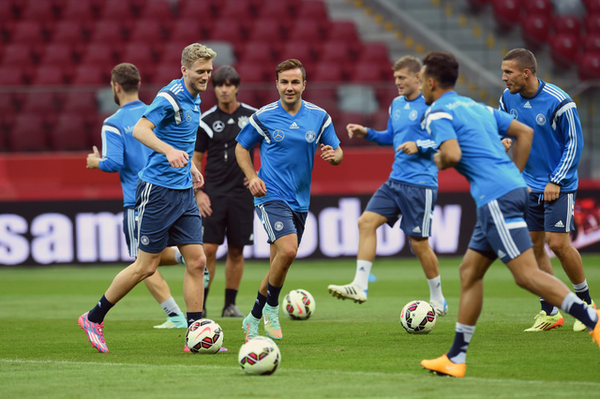 DFB_Team_EN's tweet photo. Here are a few more snapshots from today's final training session. #POLGER #DFBTeam http://t.co/ccJajoXWKd