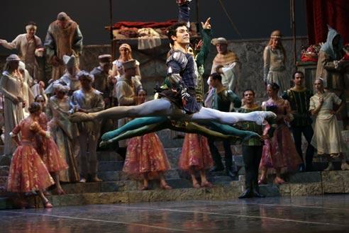teatroallascala's tweet photo. Colei che amo rende grazia per grazia e amore per amore/Doth grace for grace and love for love #ScalaRG @RobertoBolle http://t.co/pzjgJFOYsb