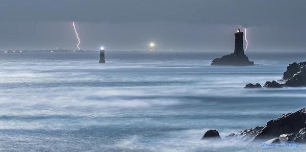 merzhin29's tweet photo. RT-------> <PHOTO > @MorganeBZH29: #Bretagne incroyable #photo de la pointe du Raz !!! Ronan Follic #BZH http://t.co/DT41Inltyz"
