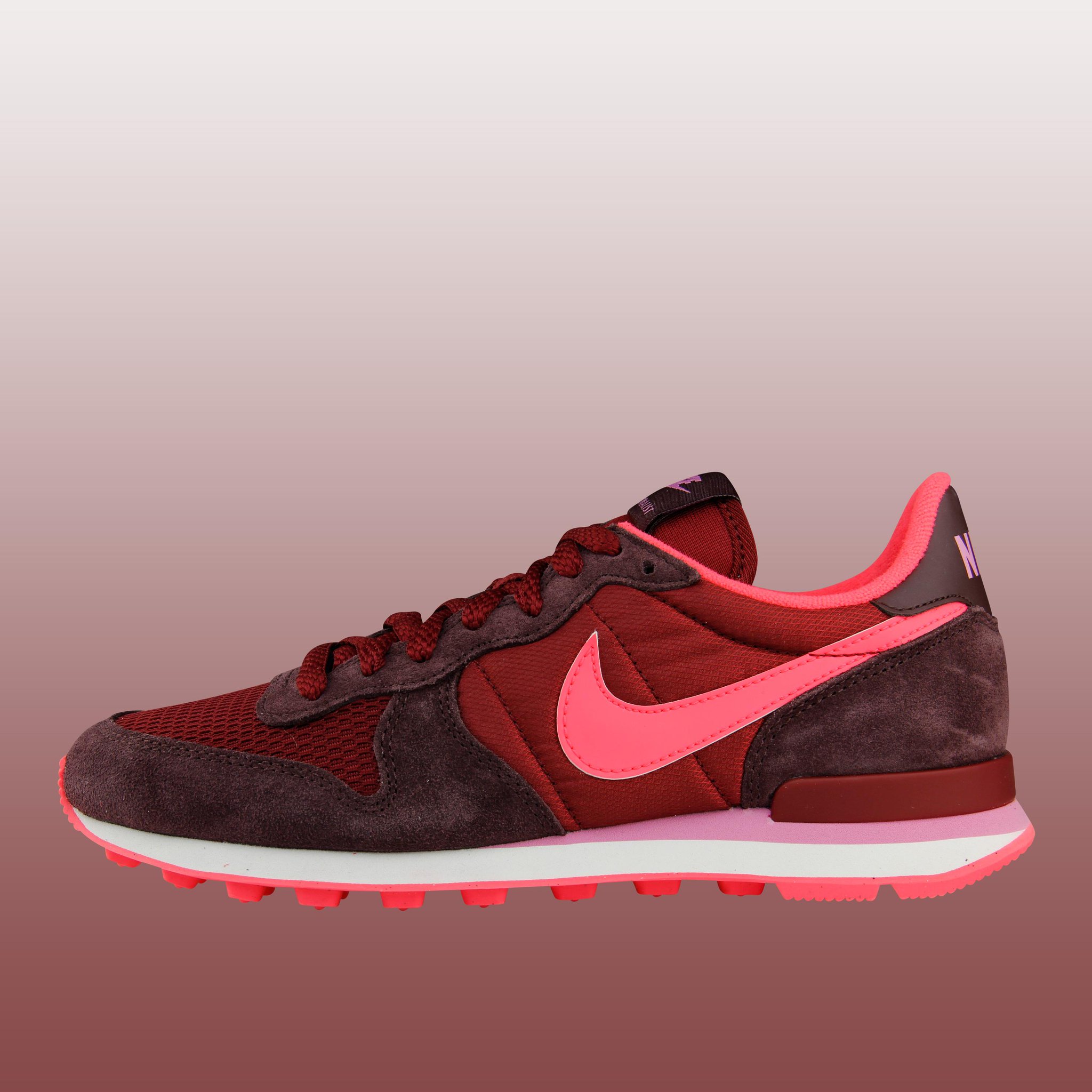 foot locker nike internationalist