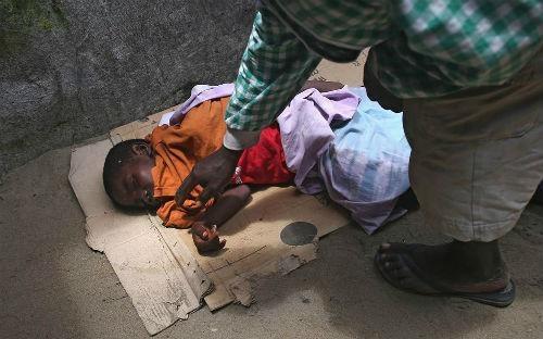 YiyoAlex's tweet photo. "Un niño con ébola tirado en una calle en Liberia" Y a nosotros nos preocupa el perro de la enfermera. http://t.co/1OkQVINSmX