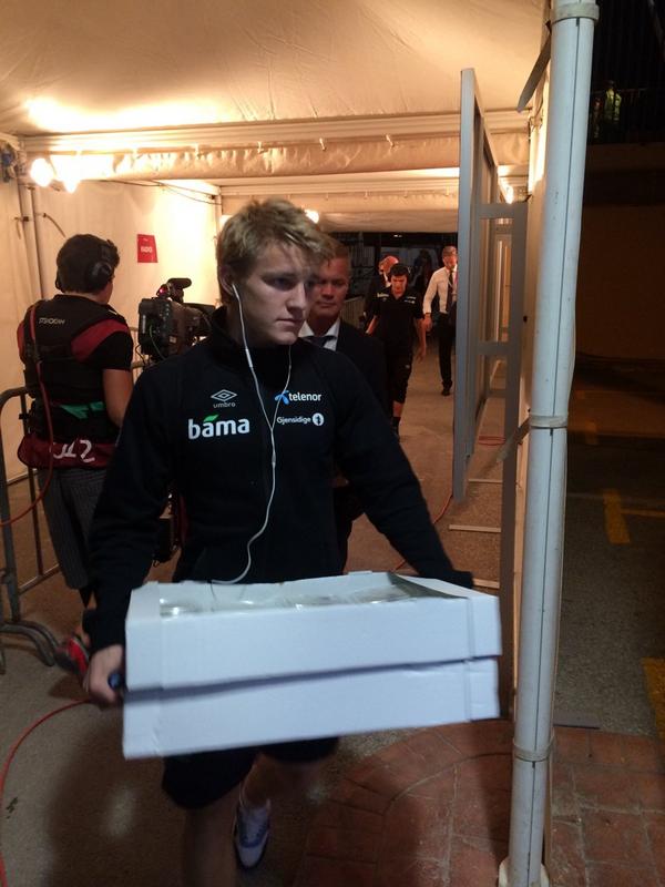 ViaplayJonas's tweet image. Martin Ødegaard kom bærende på denne ved ankomst stadion. Kake? De yngste er fortsatt yngst! #MAXfotball #MALNOR