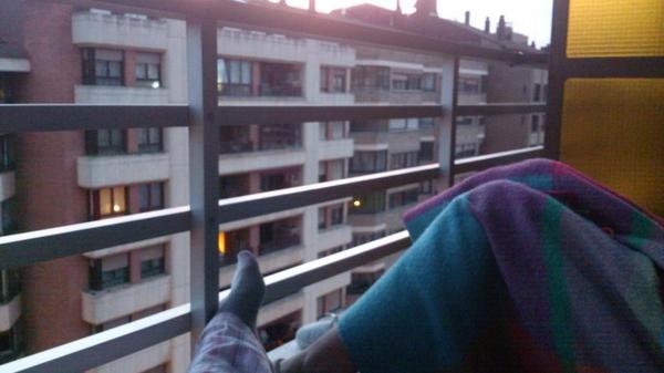 evicente13's tweet photo. @leyre92 y yo nos estamos convirtiendo en abuelitas tomando la fresca en la terraza. http://t.co/5Hg0dJttfP
