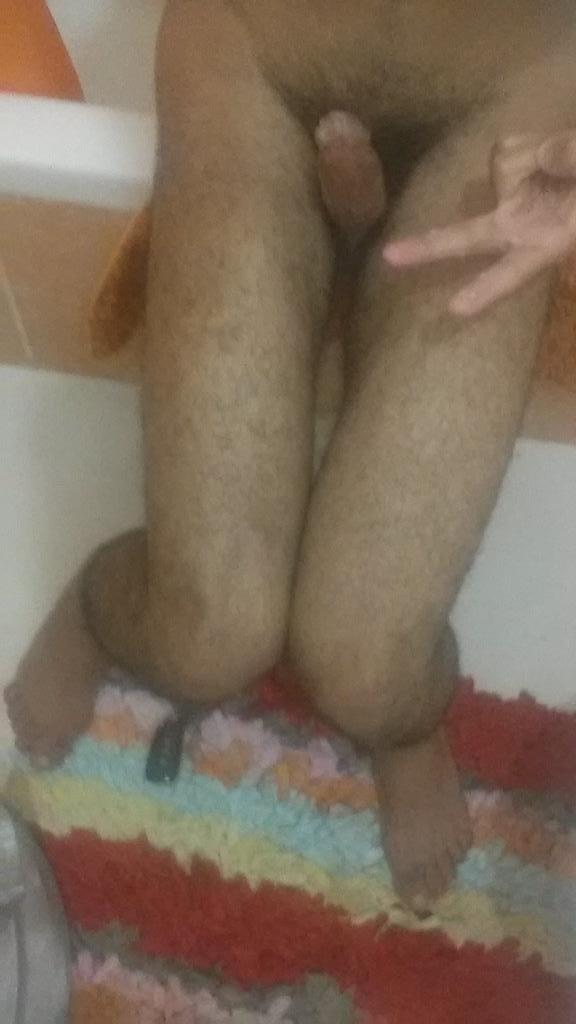 مشتهي احد يجلخلي وا اخليه يسوي فيني الي يبغاه