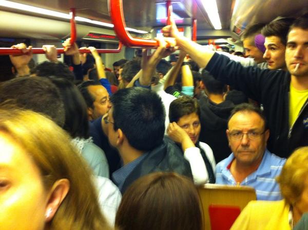 santipoc's tweet photo. En el metro de Tokyo... Con @Andrea_H92 http://t.co/SUu98TmXaw