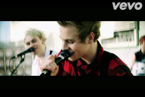 labelluke's tweet image. MICHAWL IN THE BACK AND LUKE SMILING IM SOD RJE #55SOSGOODGIRLSMUSICVIDEO