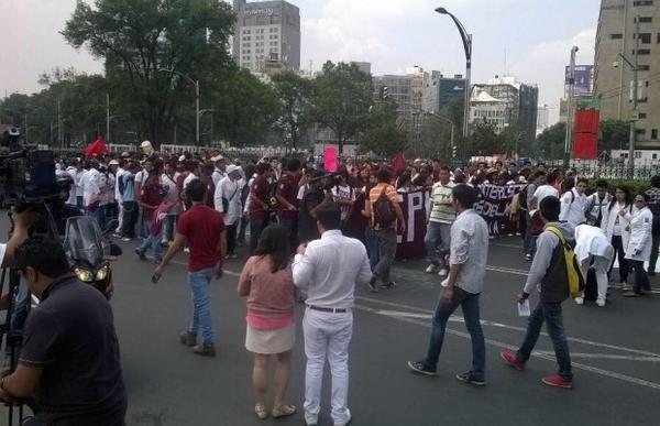 Revolucion3_0's tweet photo. Minuto a Minuto: Estudiantes del IPN se movilizan de la Estela a Tlatelolco
http://t.co/r1Hdi7lzbN
#MegaMarchaIPN http://t.co/TRQ9fwEOMA