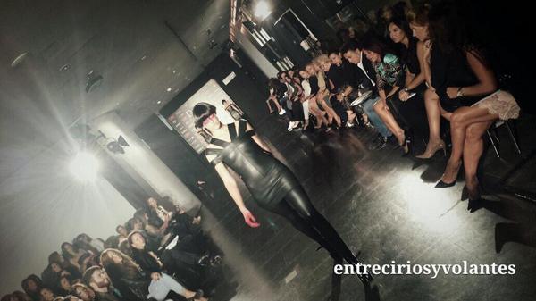 claudi_alfaro's tweet photo. Impresionante @AnaLeticiaSEV abriendo el desfile de @roberto_diz en @PasarelaDS #PdS014 #TDSModa http://t.co/q4JOB2XepC