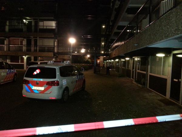 AT5's tweet image. Op Kattenburg is vanavond een man in zijn knie geschoten at5.nl/s/zi4