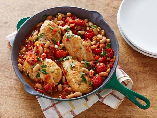 Блюдо в сковородке из фасол. Курица тушеная с фасолью. Куриное филе со стручковой фасолью и овощами. Куриная грудка с фасолью. Куриное филе с фасолью на сковороде.