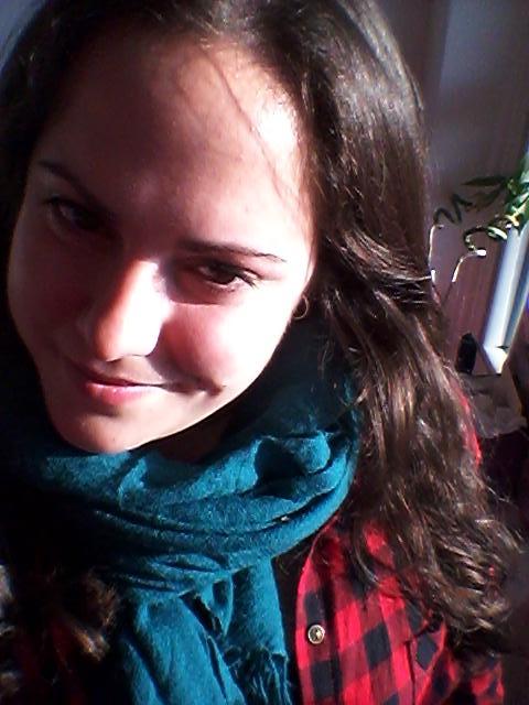 vepmes's tweet image. @RideauCentre Plaid shirt? Check. Scarf? Check. Loose hair waves? Fall trifecta! #FallChange