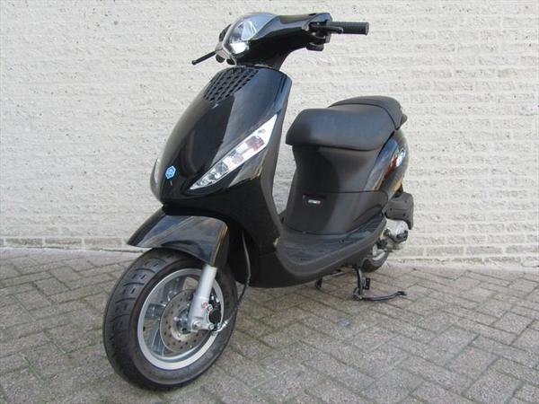 TinoSchouten's tweet photo. Het gaat om deze scooter met kenteken FL-850-H (zwarte Zipp piaggio) zie foto! Gestolen bij KWS #Baarn Graag RT! http://t.co/UL7ylLrlFI