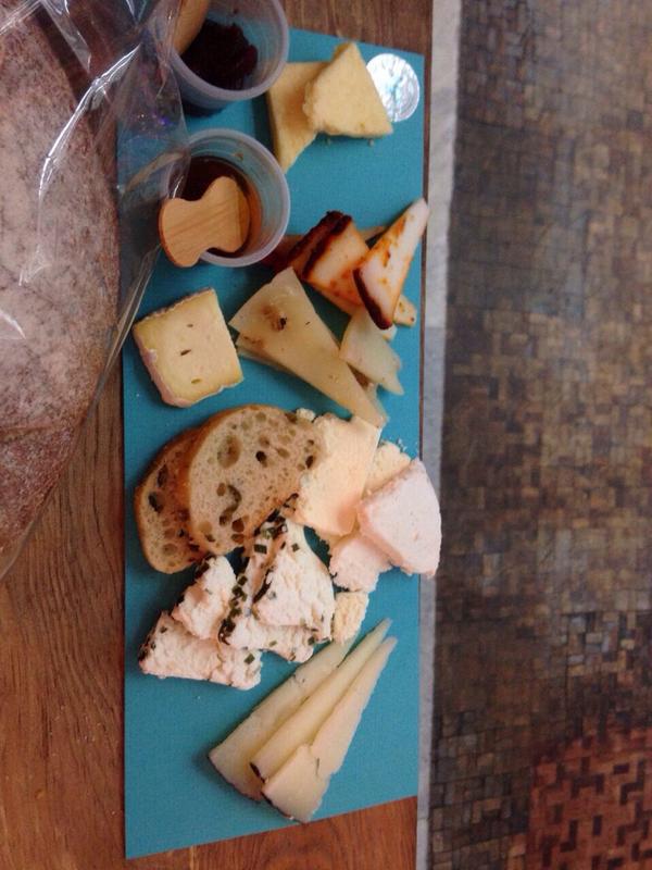 Alita1978's tweet photo. Yo les recomiendo a todos los que están en #FEVINODF ir por esta maravilla de tabla de queso en @Lactography #yummmie http://t.co/lJ8pfVutUU