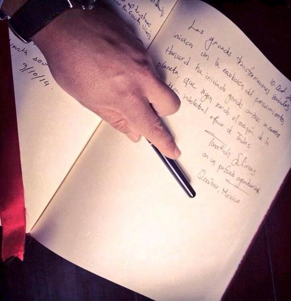 BEAGAC's tweet photo. Mira @GabyArguendes un mexicano firmando el libro más emblemático de @Harvard. @tonatiuh_sm #QroAtHarvard http://t.co/ifd8L7g2vu