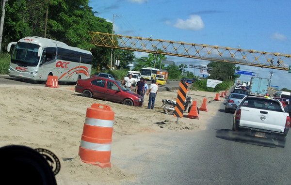 Jajajaja! Por gandalla se quedo atascado en la arena, a la entrada de Villahermosa. #ChocoAbusivo #trolltab #twittab