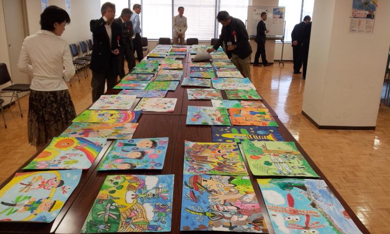朝日新聞社csr推進部 きょうはwe Loveトンボ絵画コンクールの審査会 楽しいトンボの絵がたくさん集まりました 結果は近く 朝日新聞デジタルや朝日小学生新聞などで Http T Co 7igfkg1lhw Twitter