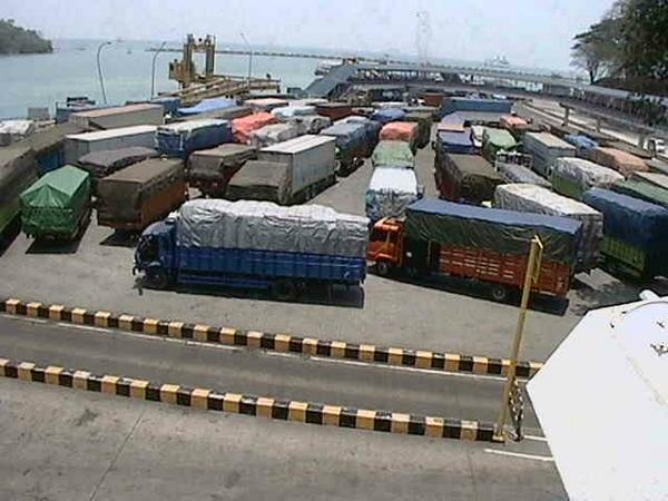11.34 wib Terjadi antrian kendaraan Truk di Pelabuhan merak, Cuaca cerah.