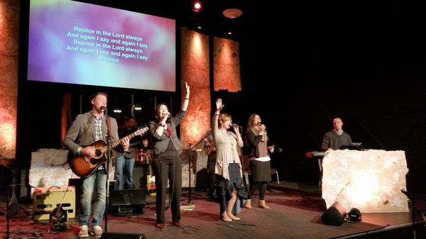 PastorJamesS's tweet photo. Getting our worship on! @GreatLakesCOG http://t.co/6nOA91qON1