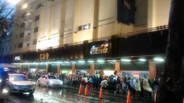 somoscd9rd's tweet image. (Cobertura) #PowerCoder em estos momento a si se encuentra la parte de Afuera del Metropolitan #ThepartyTour