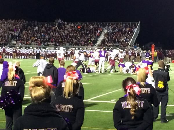 Lucy10Clark's tweet photo. It's game time! Johnston v. Dowling.  U.S. Cellular in the house!!  #JCSD_Athletics  #BetterHSSports #johnstondragons http://t.co/9GjjNB4NJj