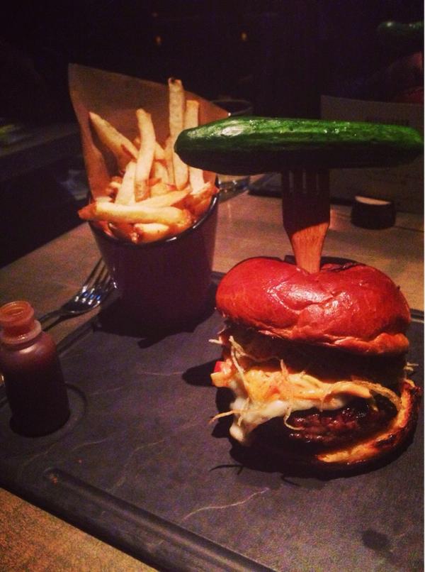 KaylaOrendorff's tweet photo. BOTTLEFORK 🍴🍷So good! #burger #yum #bottlefork #foodporn #dinner #food #chicago @jakecbaum @Bottlefork http://t.co/Ovyhfy8SvZ