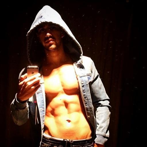 GagoMilton's tweet photo. #SextaChegouSDVcomValentino kd você morcego de Goiânia #ToNoTwitterPorque você não entra @Gusttavo_lima #Goiânia! http://t.co/qbqMJ1hc7F
