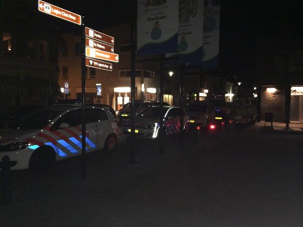 Altijd gezellig in Steenbergen. 6 politiewagens!