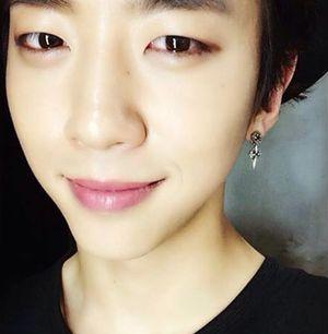 _BAPangels's tweet photo. (NEWS❤) B.A.P บังยงกุก นี่คือเซลก้าที่ทำให้ใจเต้นรัว !
กล่าวชมรอยยิ้มละมุน ผิวเนียนละเอียด จากเซลก้าของยงกุกค่ะ http://t.co/OYRcl2yFOg