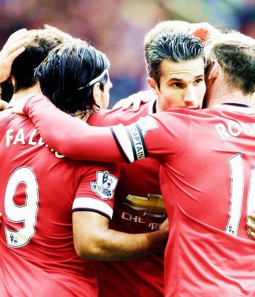 MUnitedEs's tweet photo. Robin van Persie, Wayne Rooney y Falcao fueron capitanes y anotaron con sus selecciones.

¡CAPITANES! [Vía @ManUtdMX] http://t.co/Wewv6cUTJR
