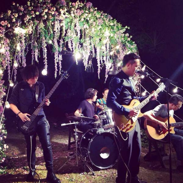 chenger76's tweet photo. @WeAreSplash It's marriage season here in Shanghai! We'd like send our best wishes to our 帅哥 Art Director,Young Yang! http://t.co/V90Z2k8wce