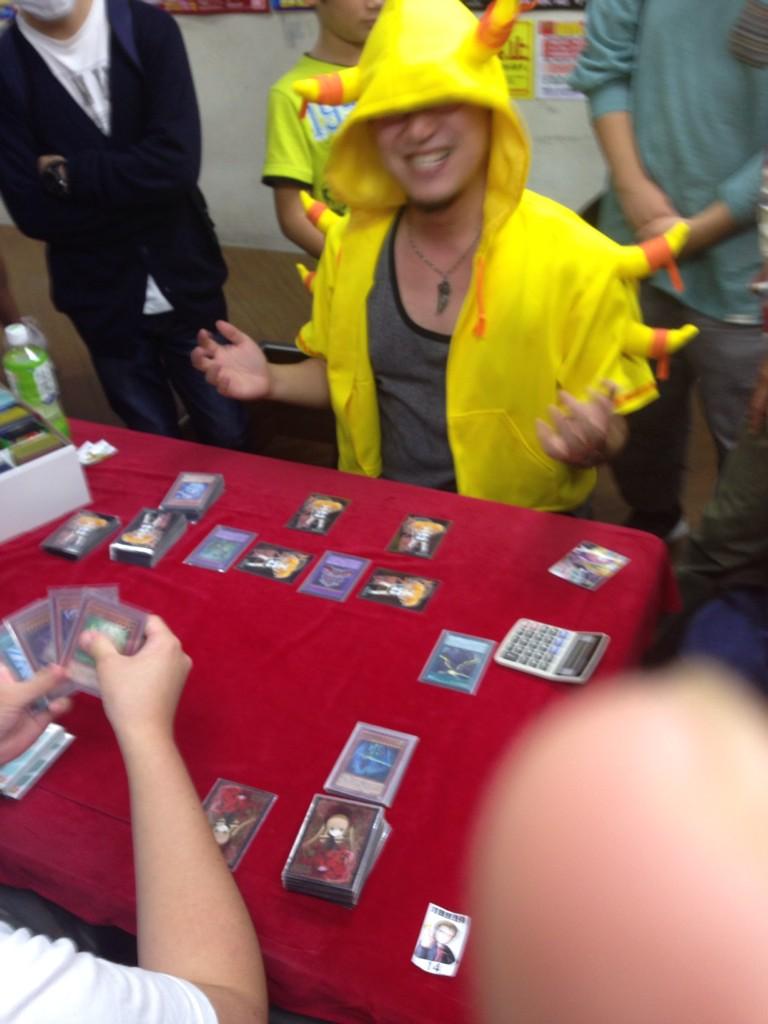 よっしー カードキングダム على تويتر 238店長 サンダー くらやん とり店長ができるカードゲームで対戦中 Http T Co Fkfo2xnlo3