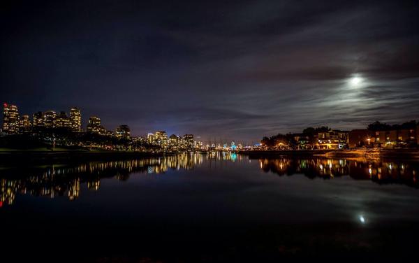 jellisc72's tweet photo. #vancouver #fullmoon http://t.co/YTghweOqwo