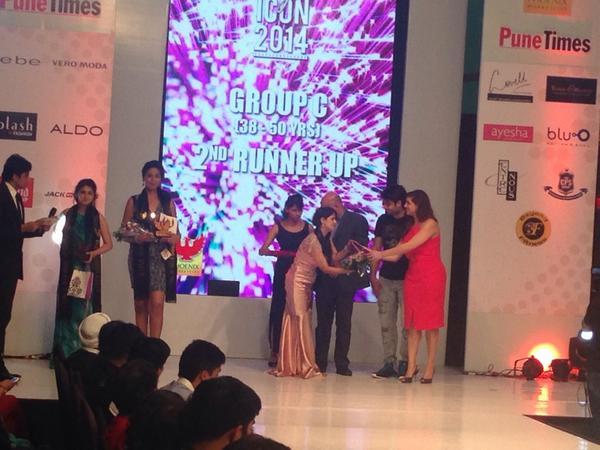 btsmyeuphoria's tweet photo. #@Babiejaan & @VivianDsena awarding Ria Shah Group B - 2nd runner up! #PhoenixStyleIconPune #VivianDsena http://t.co/IWkn9jnTGw